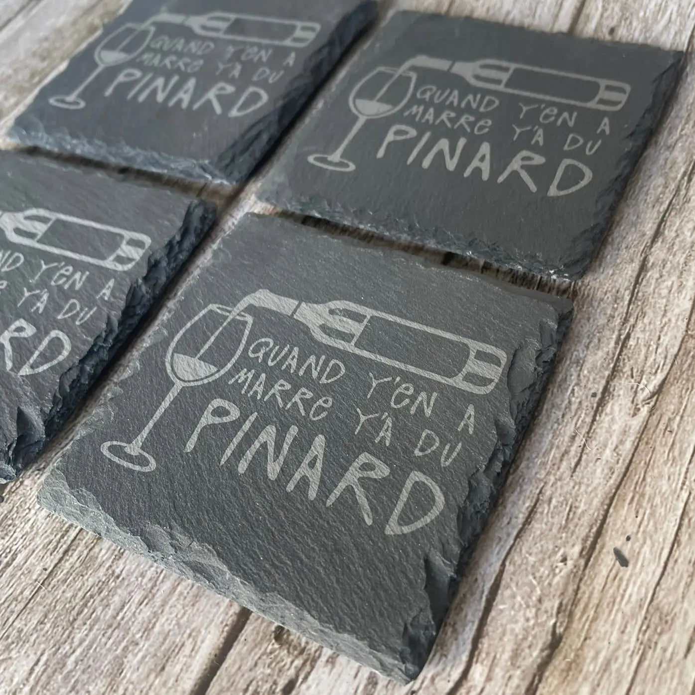 Coffret de 4 sous-verres en ardoise gravée humour vin Quand y’en a marre y’a du pinard dans boîte cadeau en bois