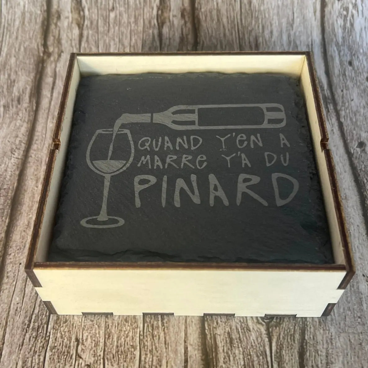 Détail gravure laser texte humour vin Quand y’en a marre y’a du pinard sur ardoise