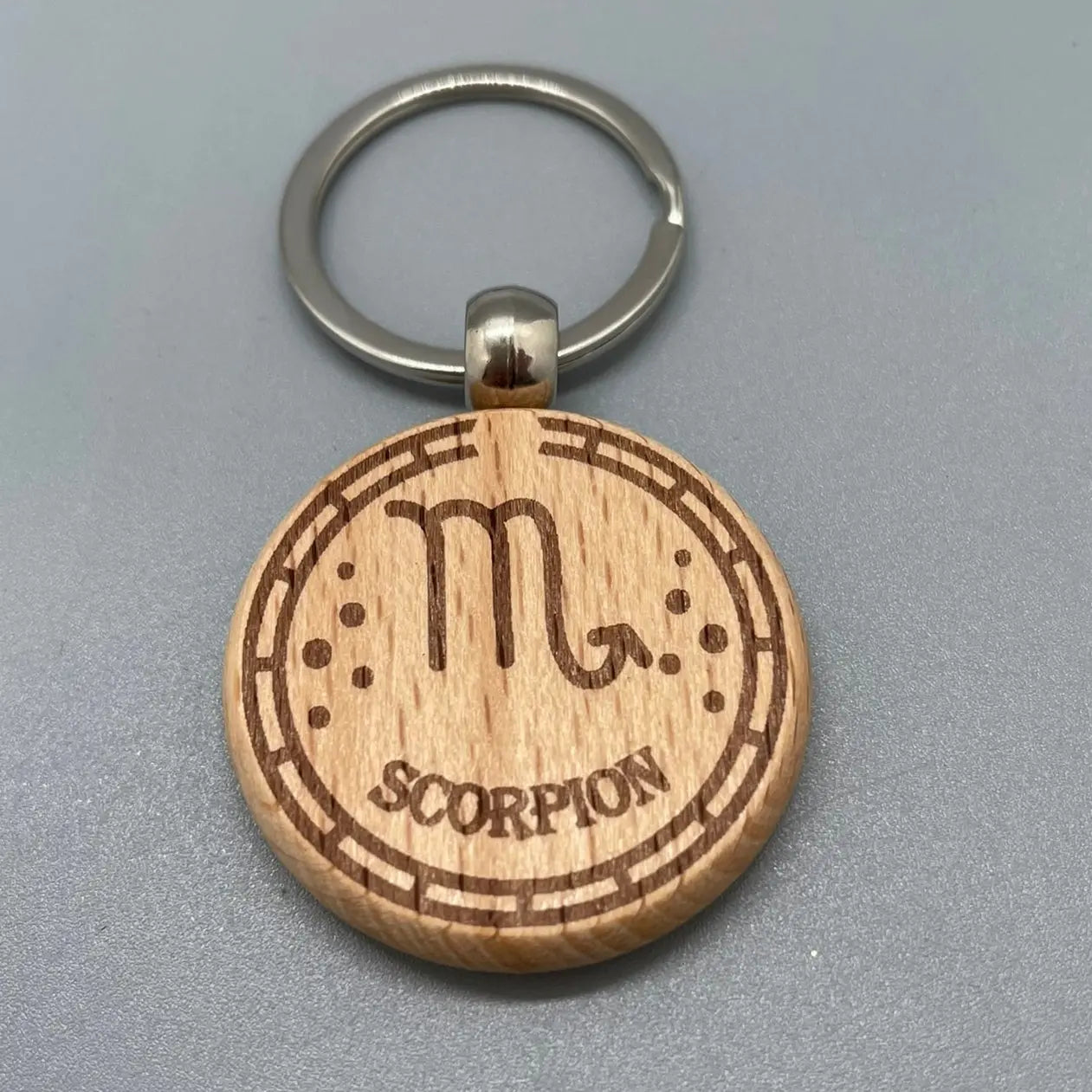 Porte-clé Zodiaque "Scorpion" en Bois Gravé au Laser ROUSSILLON CRÉATIONS