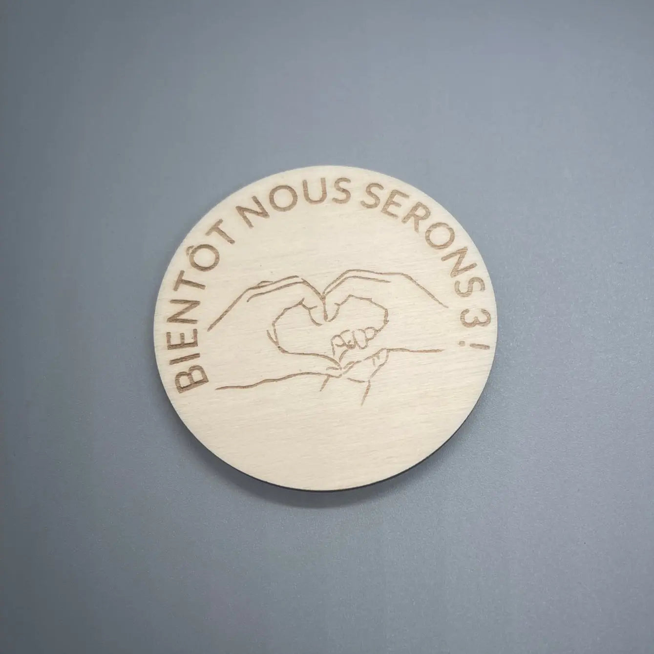 Magnet Annonce Grossesse "Bientôt Nous Serons 3 !" - Gravure laser ROUSSILLON CRÉATIONS
