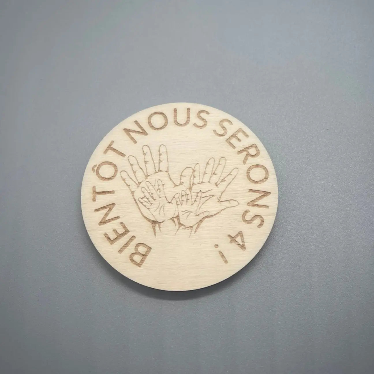 Magnet Annonce Grossesse "Bientôt Nous Serons 4 !" - Gravure laser ROUSSILLON CRÉATIONS