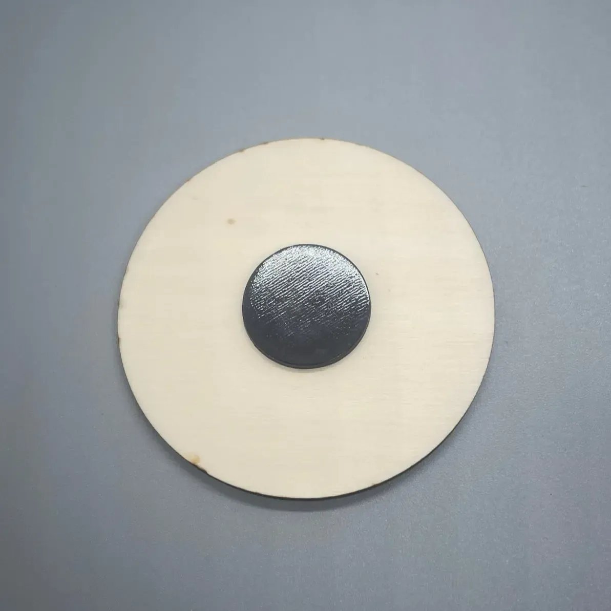 Magnet Annonce Grossesse "Bientôt Nous Serons 4 !" - Gravure laser Naissance Roussillon-Creations-Tautavel-66