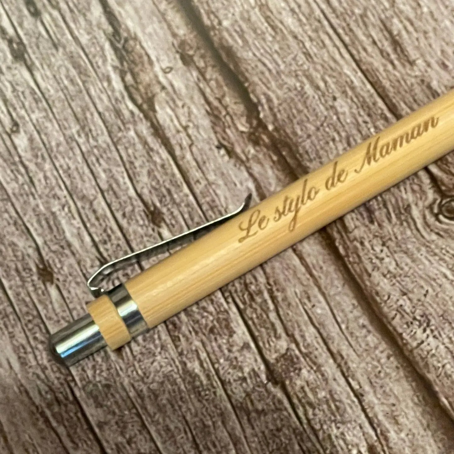Stylo en bambou gravé « Le stylo de Maman » — Cadeau personnalisé ROUSSILLON CRÉATIONS