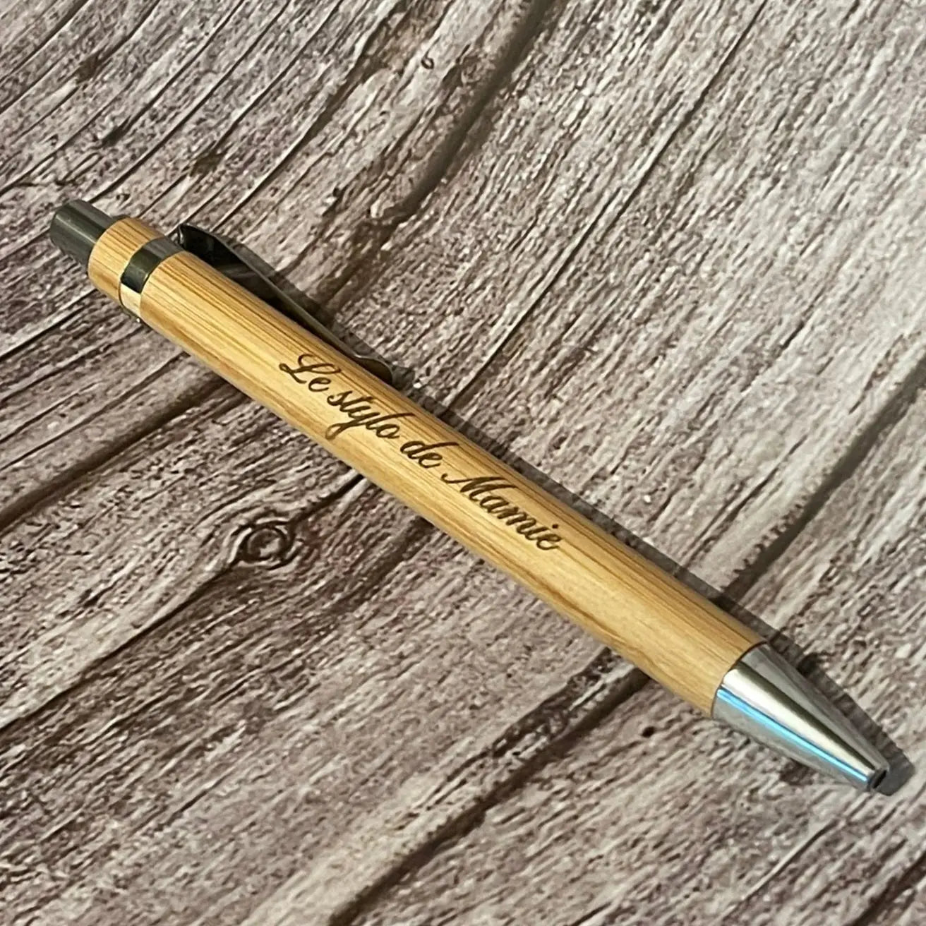 Stylo en bambou gravé « Le stylo de Mamie » — Cadeau personnalisé ROUSSILLON CRÉATIONS