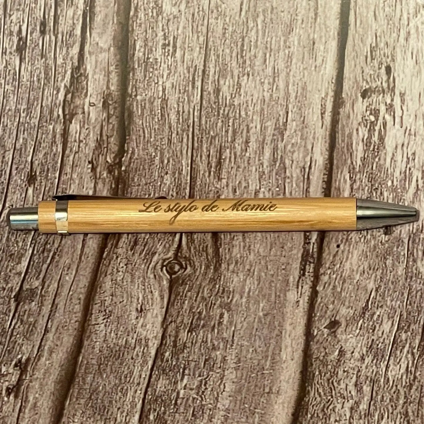 Stylo en bambou gravé « Le stylo de Mamie » — Cadeau personnalisé ROUSSILLON CRÉATIONS