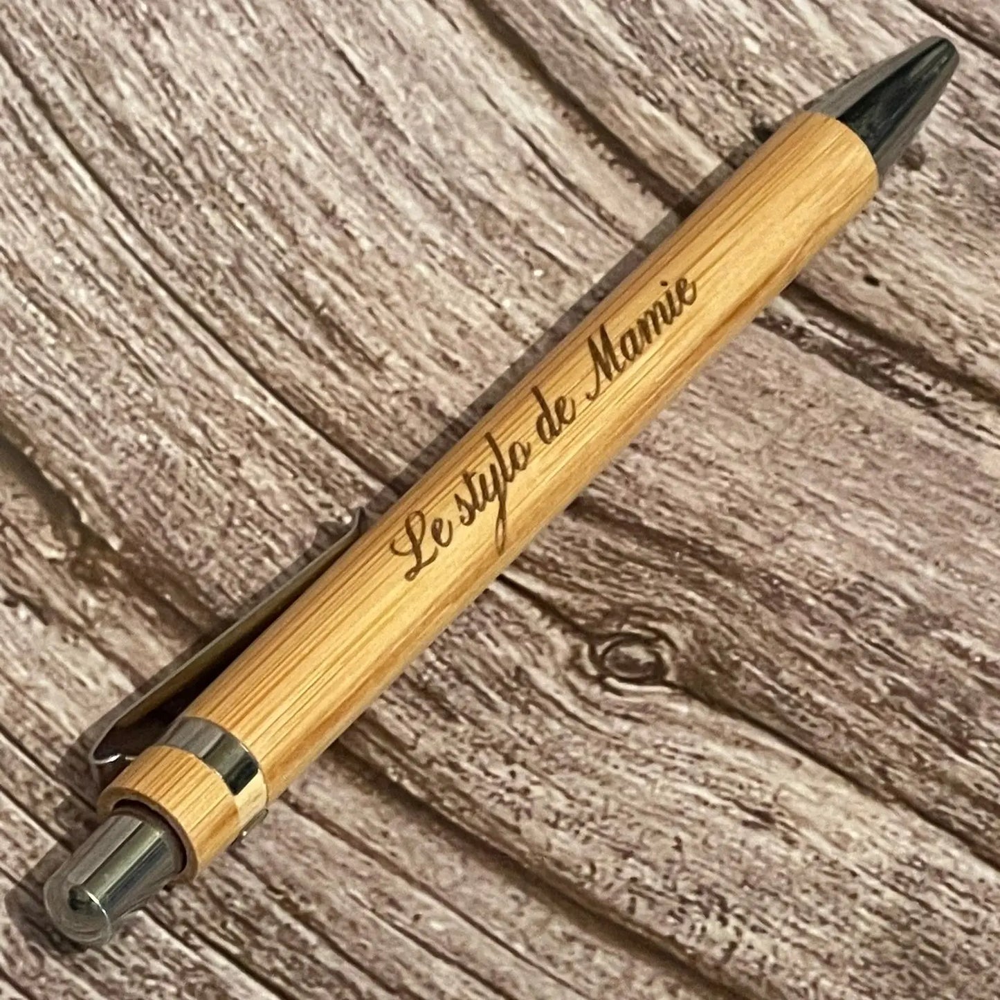 Stylo en bambou gravé « Le stylo de Mamie » — Cadeau personnalisé ROUSSILLON CRÉATIONS