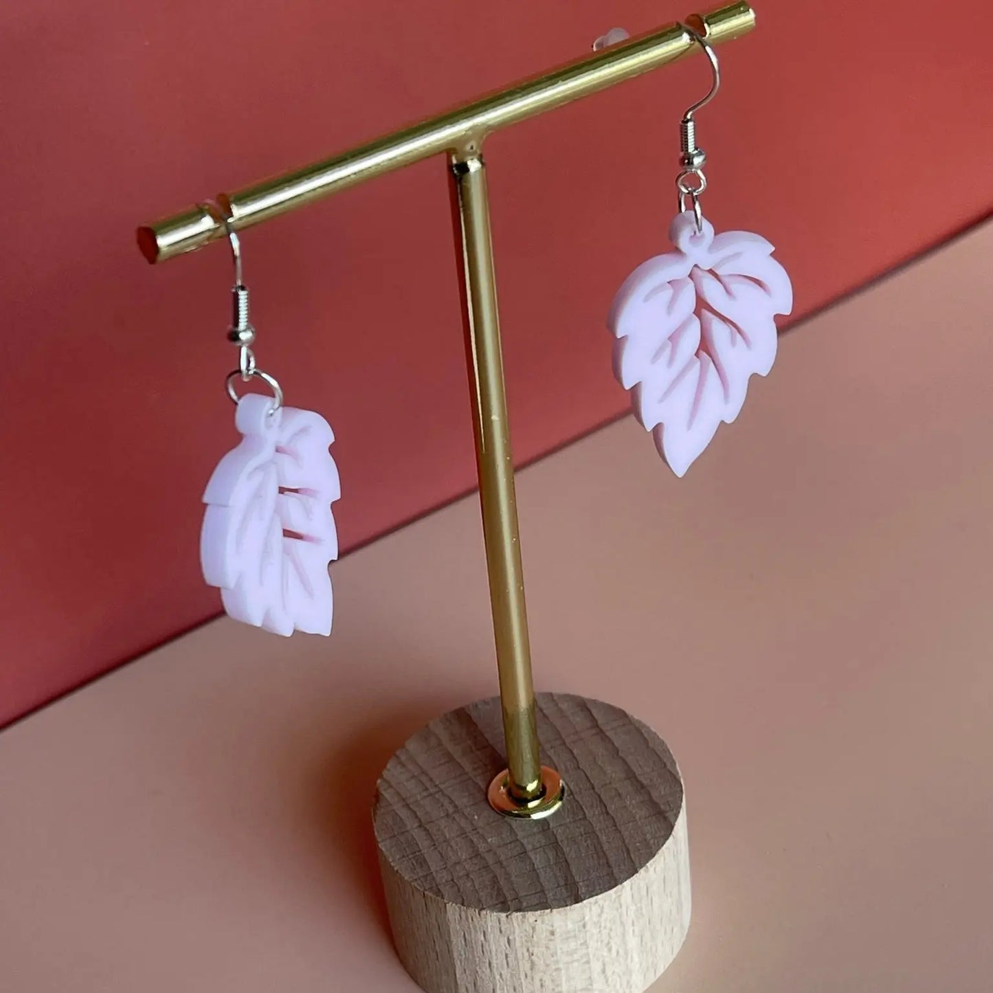 Boucles d’oreilles "Feuille de Vigne" — Acrylique Rose Pâle Pastel ROUSSILLON CRÉATIONS