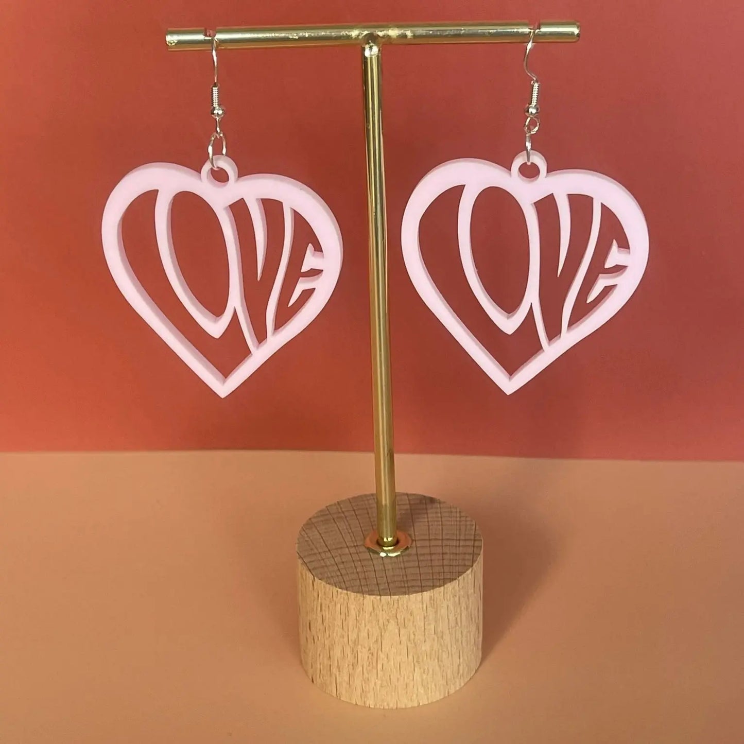 Boucles d’oreilles LOVE — Cœur ajouré en Acrylique rose pâle pastel ROUSSILLON CRÉATIONS