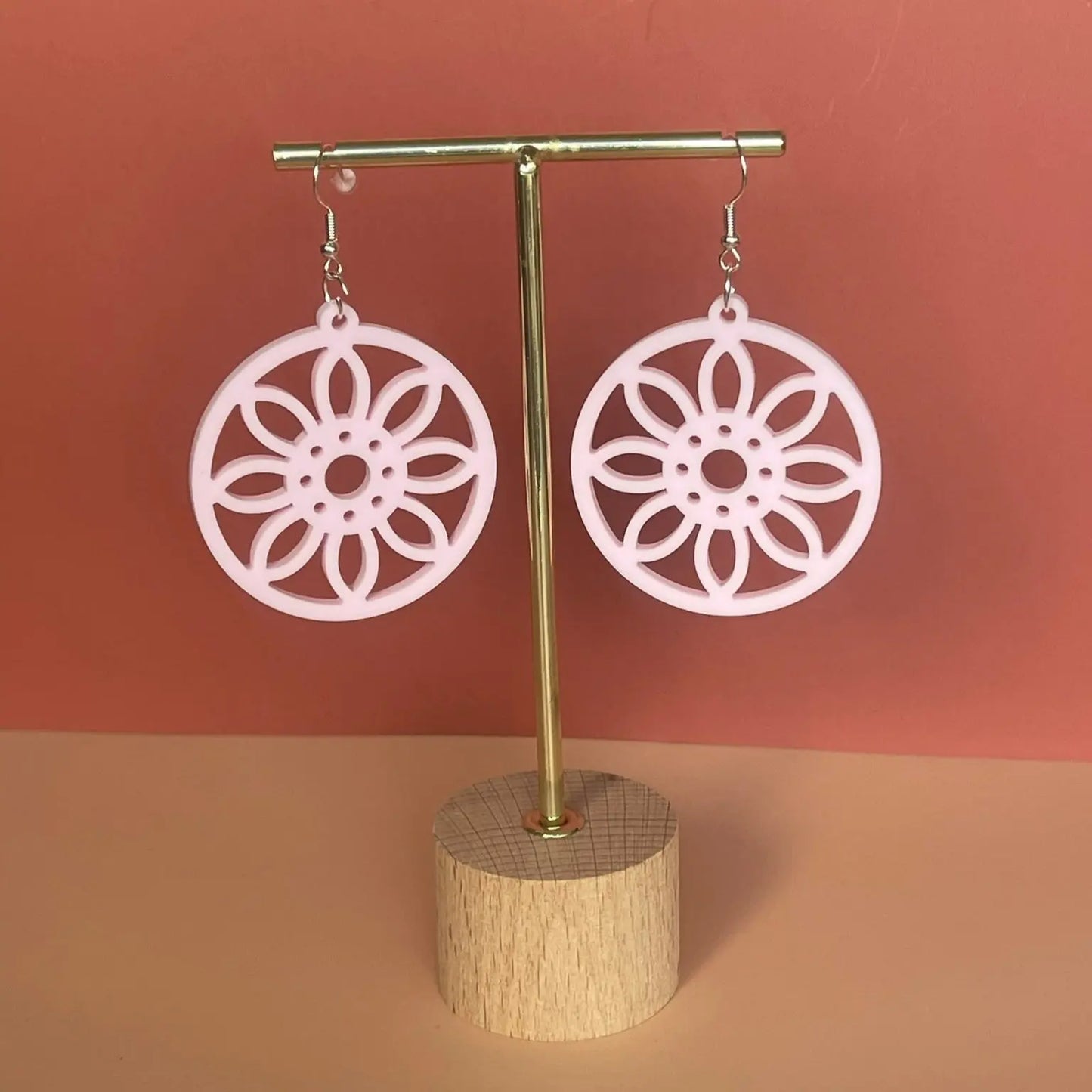 Boucles d’oreilles Fleur Ajourée — Élégance florale en acrylique rose pâle pastel ROUSSILLON CRÉATIONS