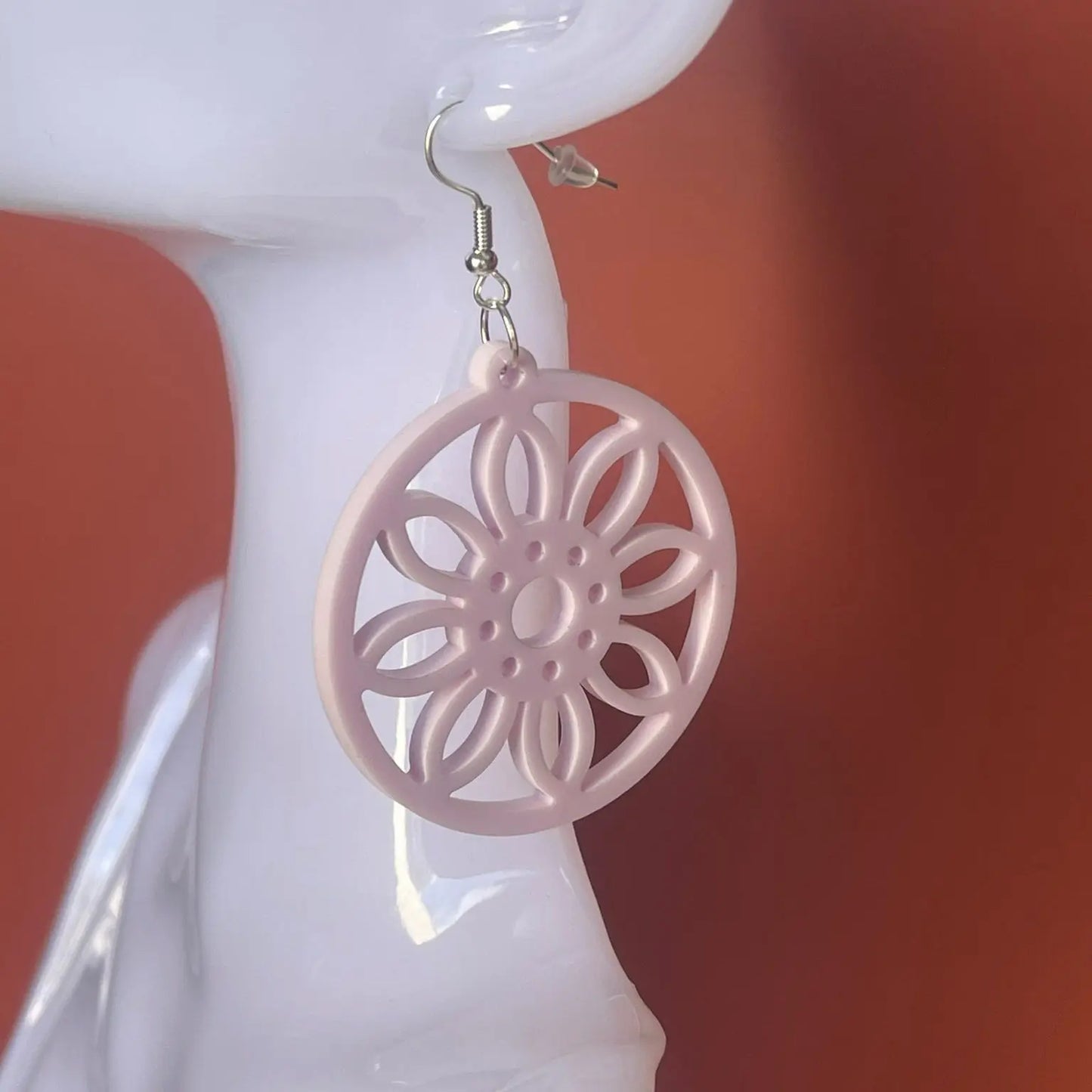 Boucles d’oreilles Fleur Ajourée — Élégance florale en acrylique rose pâle pastel ROUSSILLON CRÉATIONS