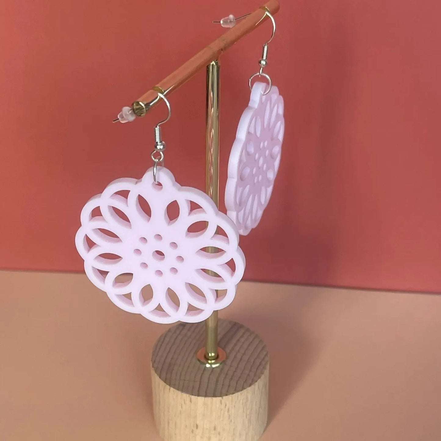Boucles d’oreilles Fleur Élégante — Délicatesse florale en acrylique rose pâle pastel ROUSSILLON CRÉATIONS