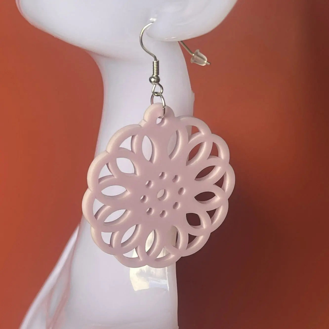 Boucles d’oreilles Fleur Élégante — Délicatesse florale en acrylique rose pâle pastel ROUSSILLON CRÉATIONS