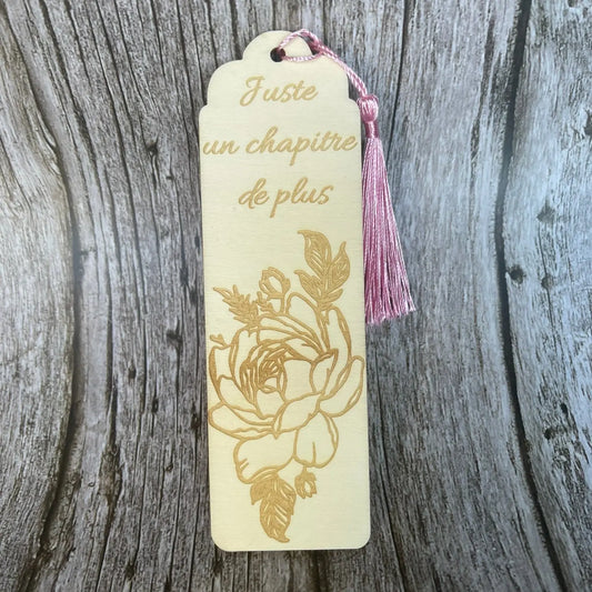Marque-page en bois gravé "Juste un chapitre de plus" – Accessoire de lecture artisanal