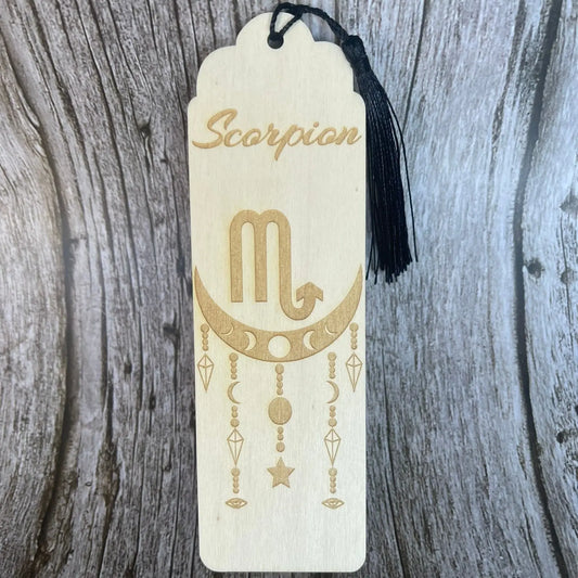 Marque-page astrologique Scorpion en bois gravé – Signe du zodiaque