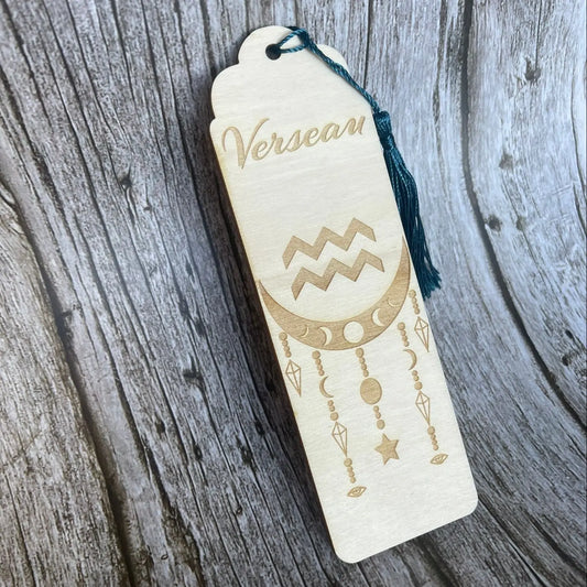 Marque-page astrologique Verseau en bois gravé – Signe du zodiaque ♒ ROUSSILLON CRÉATIONS