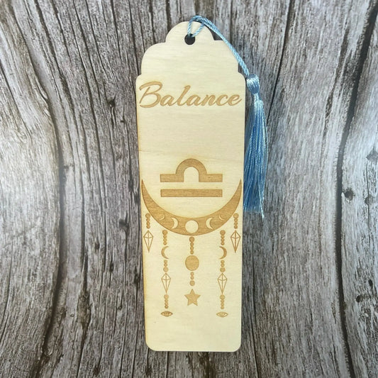 Marque-page astrologique Balance en bois gravé – Signe du zodiaque