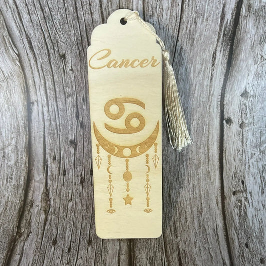 Marque-page astrologique Cancer en bois gravé – Signe du zodiaque