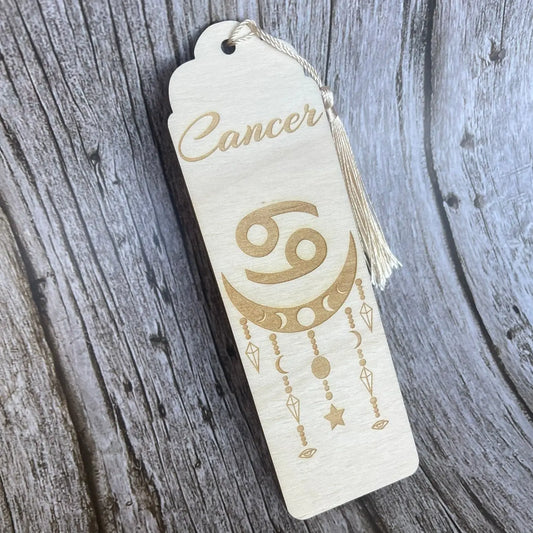 Marque-page astrologique Cancer en bois gravé – Signe du zodiaque ♋ ROUSSILLON CRÉATIONS