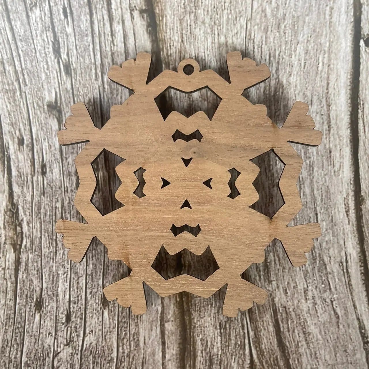 Flocon de neige en bois – Décoration de Noël artisanale en noyer et peuplier