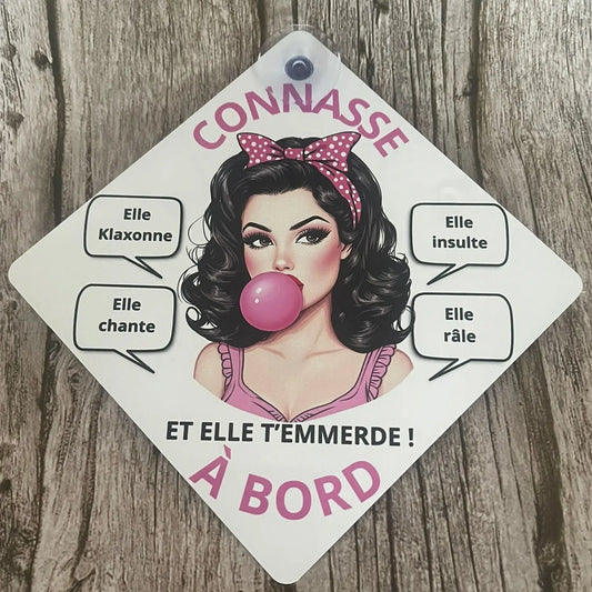 Plaque Voiture Humour – “Connasse à Bord” – Illustration Pin-Up Brune – Pancarte Rigolote 14x14 cm avec Ventouse