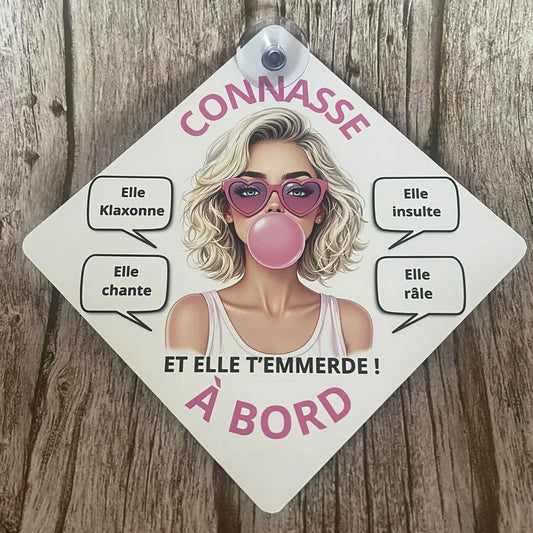 Plaque Voiture Humour Blonde – “Connasse à Bord” – Pancarte 14×14 cm avec Ventouse – Version Blonde