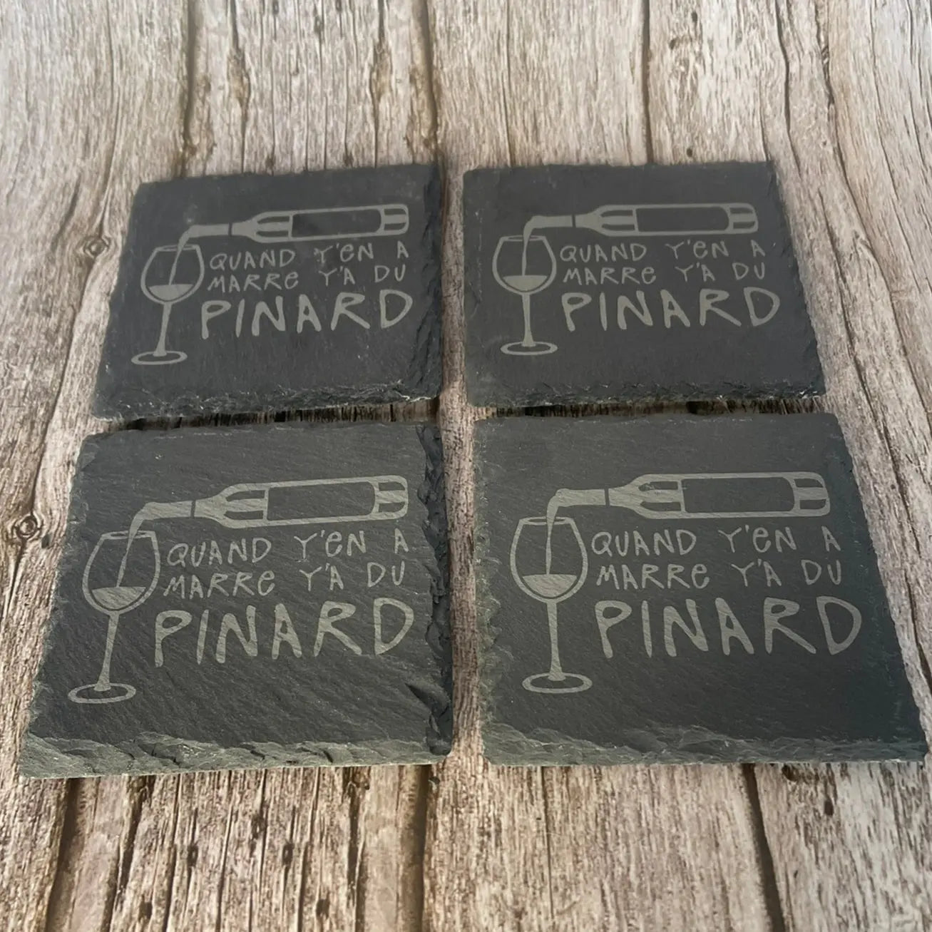 Lot de 4 dessous de verre en ardoise gravée humour vin Quand y’en a marre y’a du pinard avec boîte en bois
