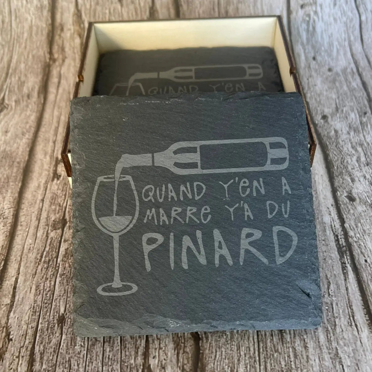 Sous-verre en ardoise naturelle gravée au laser avec texte humoristique vin Quand y’en a marre y’a du pinard