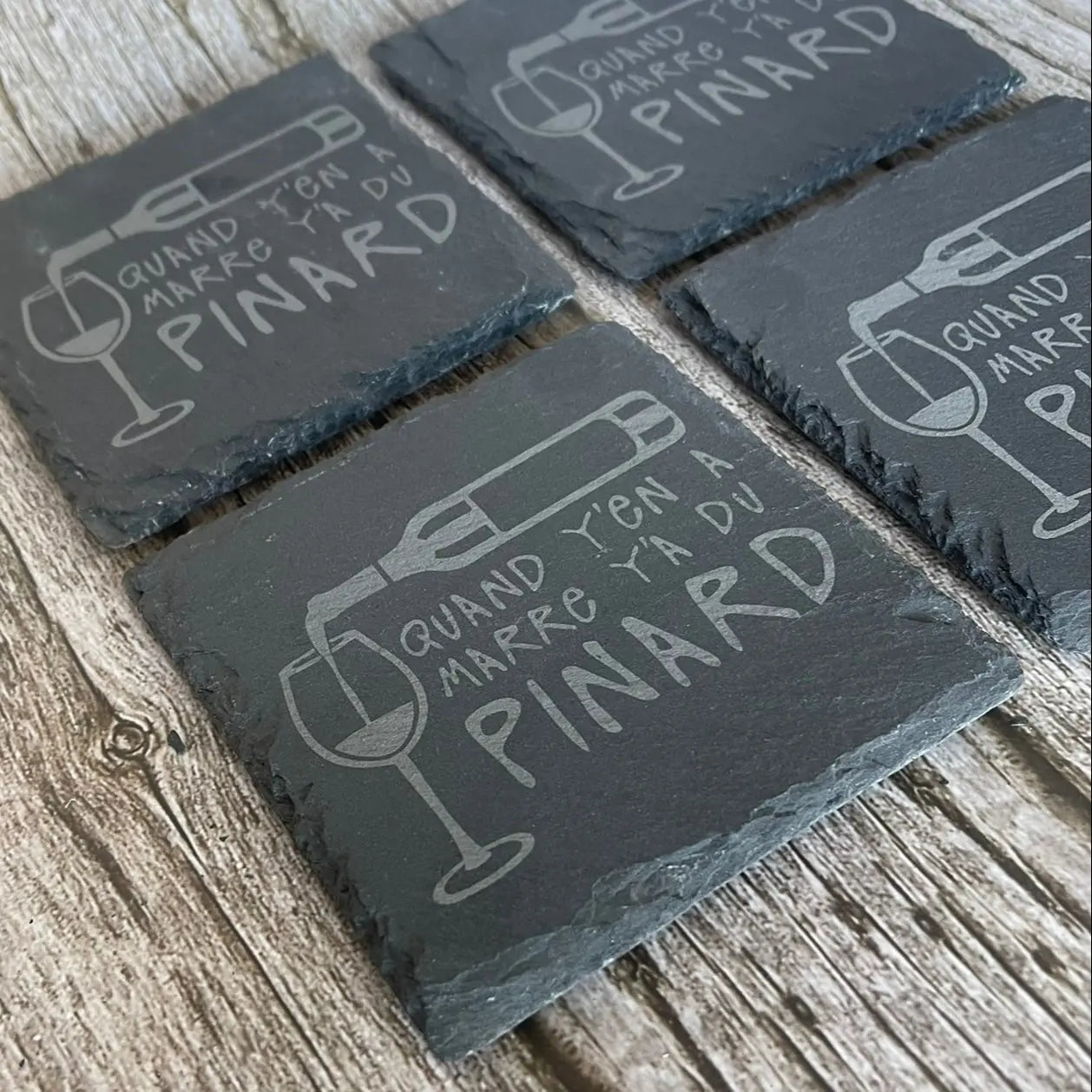 Sous-verres décoratifs en ardoise gravée au laser avec phrase drôle sur le vin