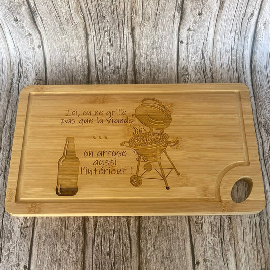 Planche Bambou Gravée "Ici on ne grille pas que la viande... on arrose aussi l'intérieur !" – Cadeau Barbecue Humour