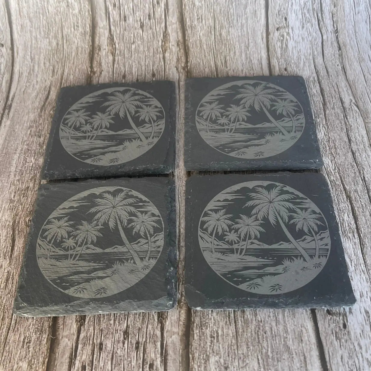 Lot de 4 Sous-Verres en Ardoise Gravée – Motif Paysage Tropical avec Boîte en Bois ROUSSILLON CRÉATIONS