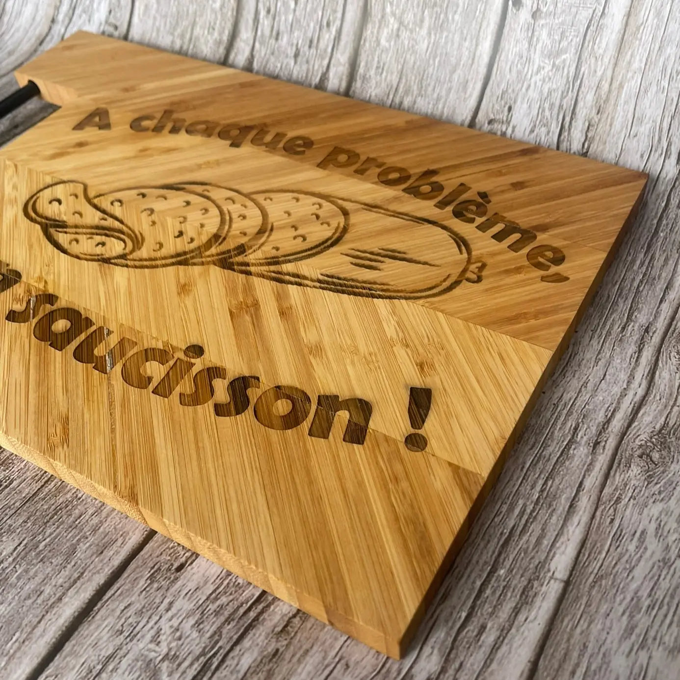 Planche à découper en bambou gravée – À chaque problème, son saucisson ! ROUSSILLON CRÉATIONS