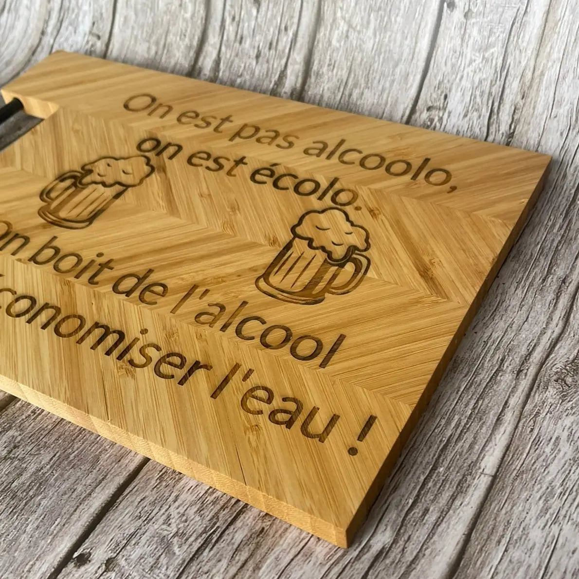 Planche à découper en bambou gravée–On est pas alcoolo, on est écolo ! ROUSSILLON CRÉATIONS