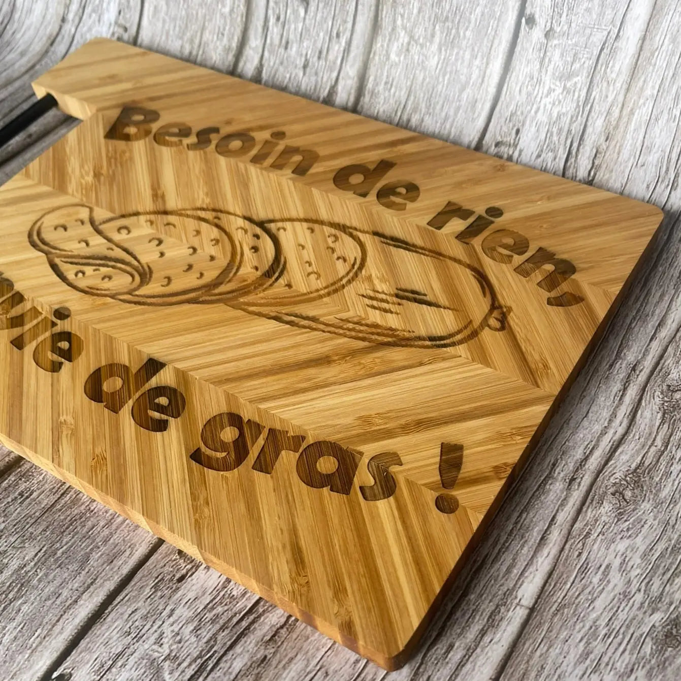 Planche à découper en bambou gravée – Besoin de rien, envie de gras ! ROUSSILLON CRÉATIONS