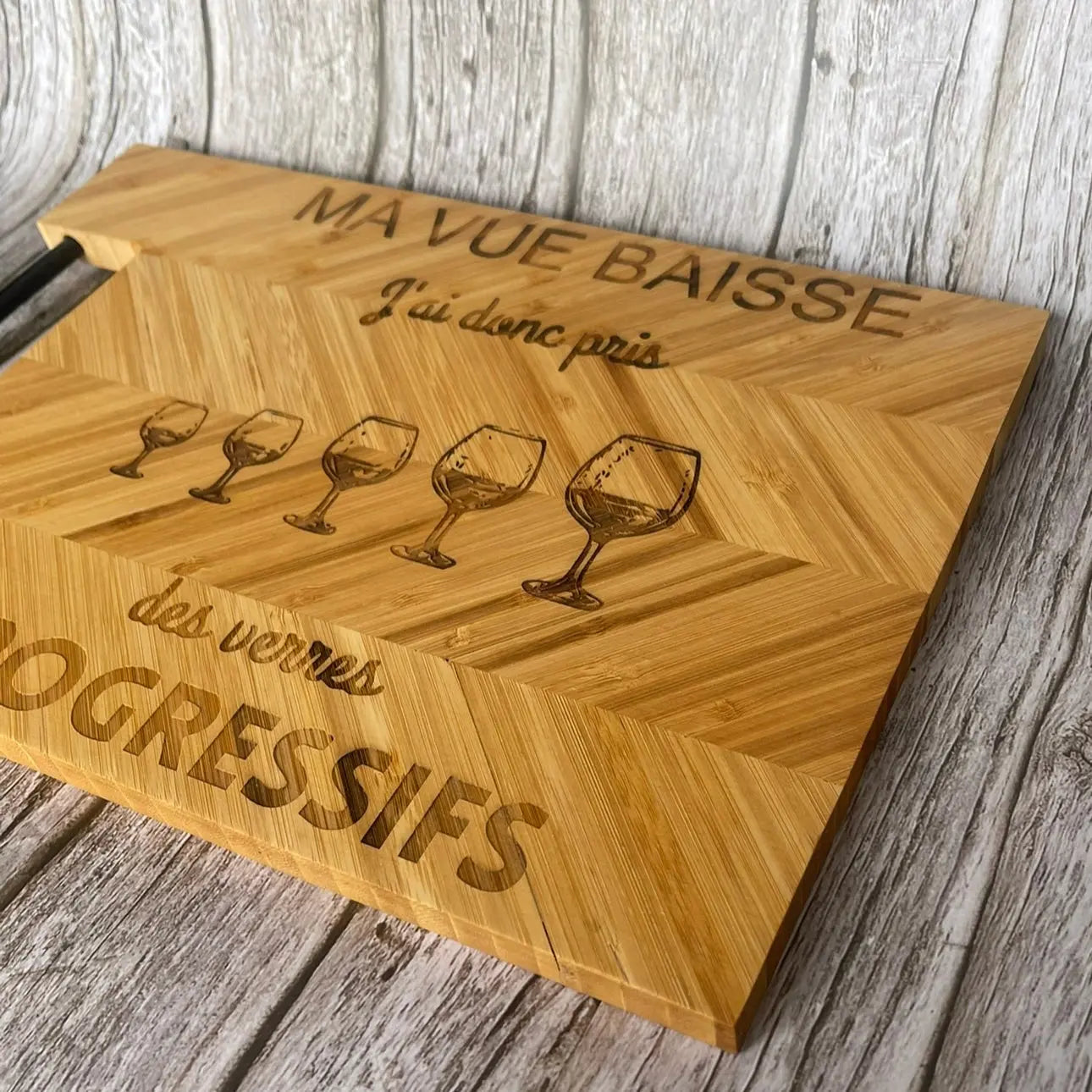 Planche à découper en bambou gravée–Ma vue baisse, j’ai donc pris des verres progressifs ROUSSILLON CRÉATIONS