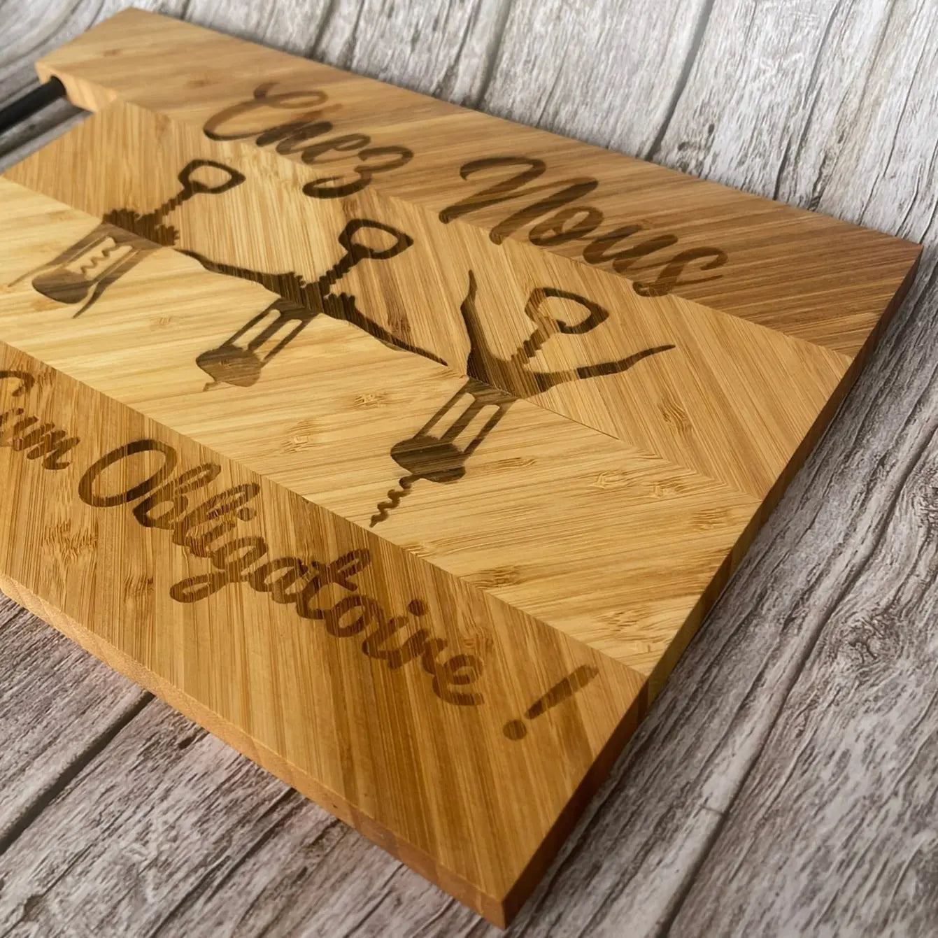 Planche à découper en bambou gravée – Chez nous c’est gym obligatoire ! ROUSSILLON CRÉATIONS