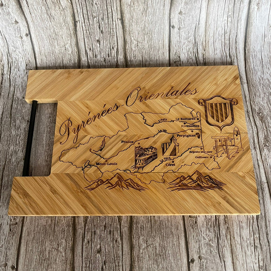 Planche à découper en bambou gravée de la carte des Pyrénées-Orientales vue de dessus