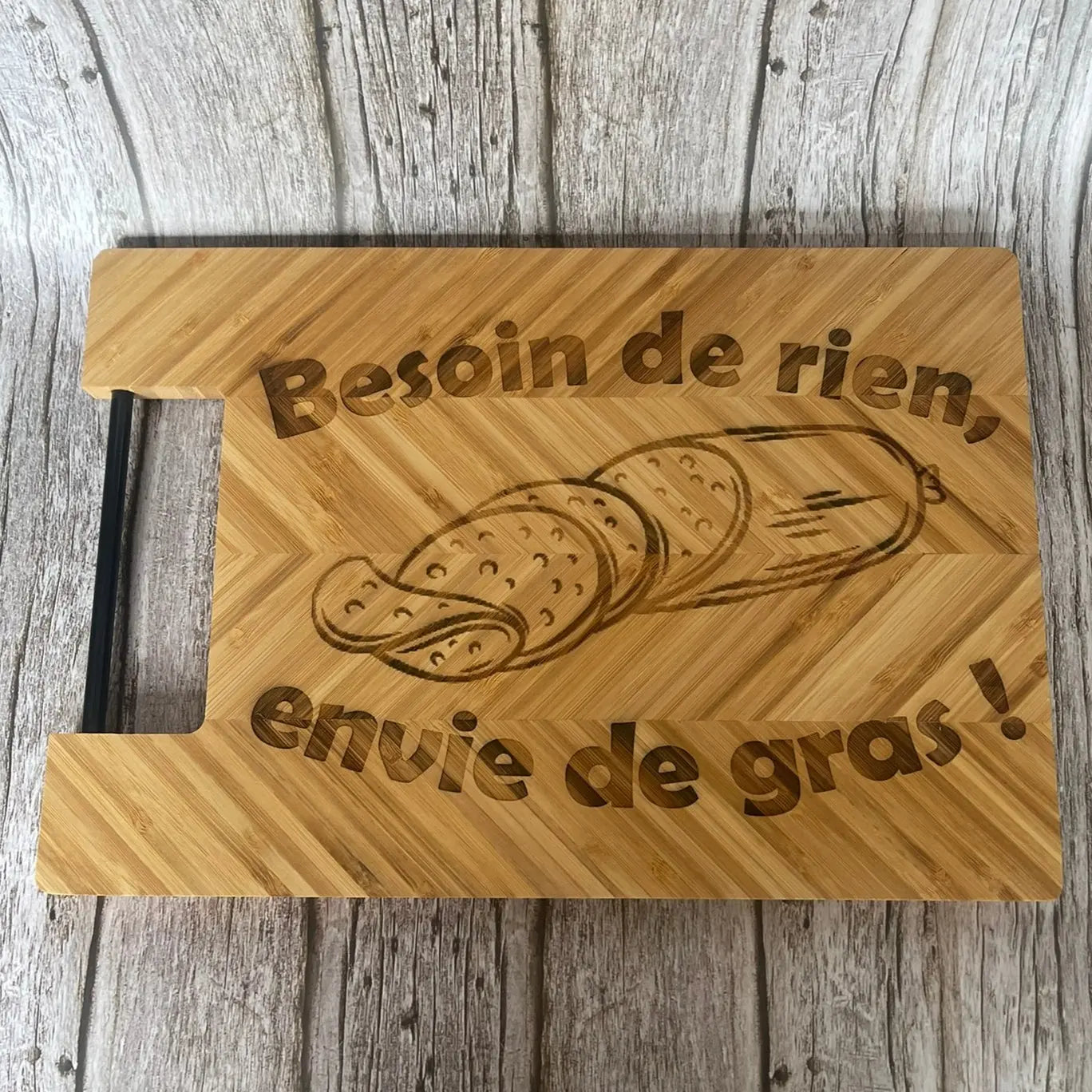 Planche à découper en bambou gravée – Besoin de rien, envie de gras ! ROUSSILLON CRÉATIONS