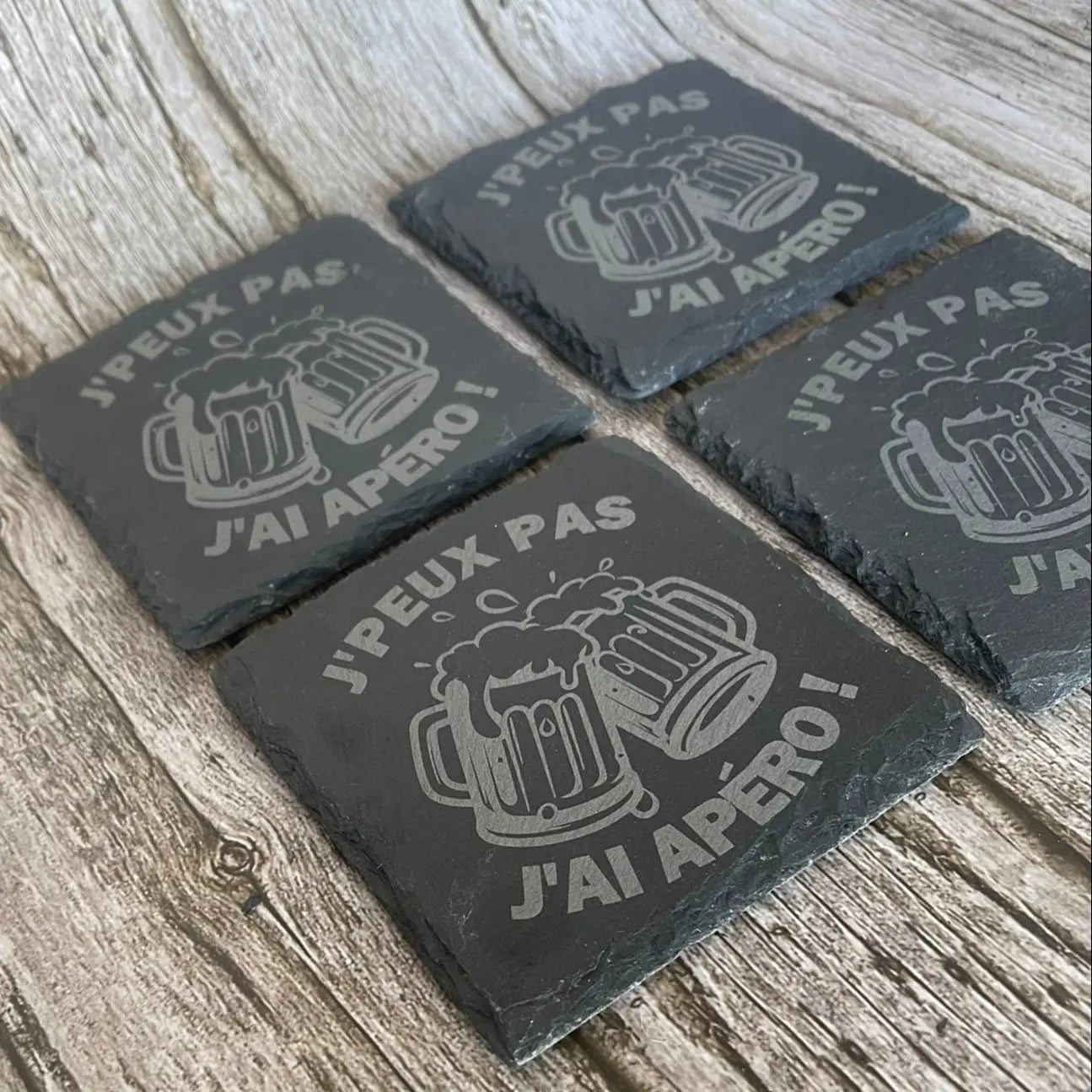 Lot de 4 Sous-Verres en Ardoise Gravée – « J’peux pas, j’ai apéro ! » avec Boîte en Bois ROUSSILLON CRÉATIONS