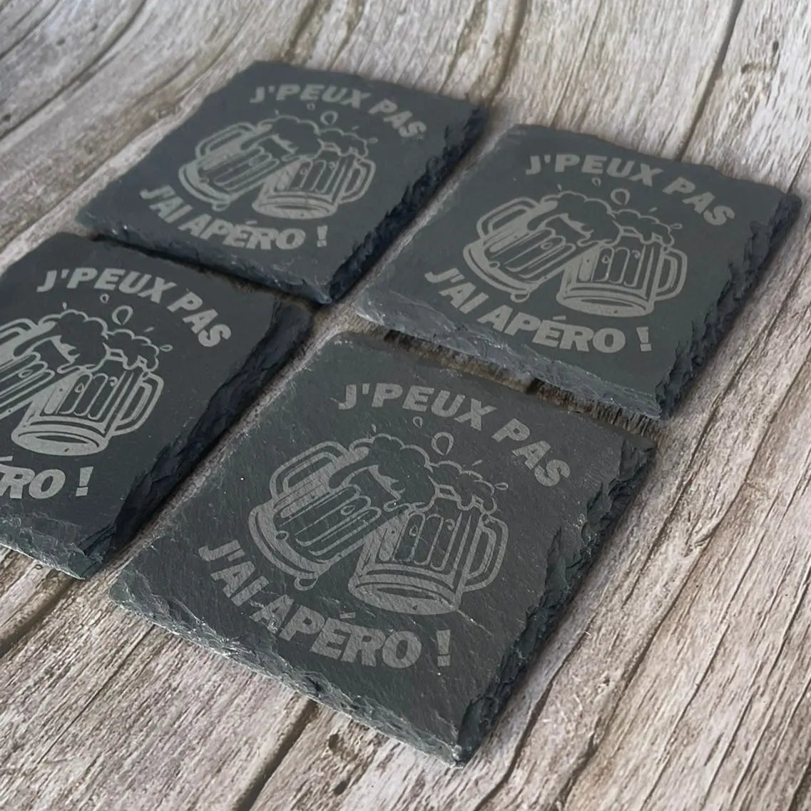Lot de 4 Sous-Verres en Ardoise Gravée – « J’peux pas, j’ai apéro ! » avec Boîte en Bois ROUSSILLON CRÉATIONS
