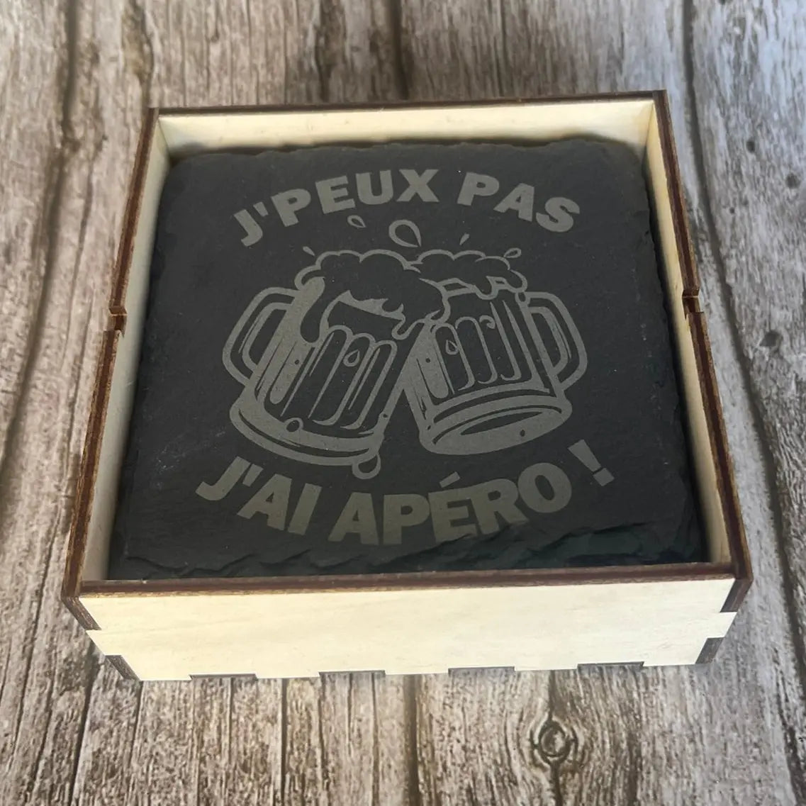 Lot de 4 Sous-Verres en Ardoise Gravée – « J’peux pas, j’ai apéro ! » avec Boîte en Bois ROUSSILLON CRÉATIONS