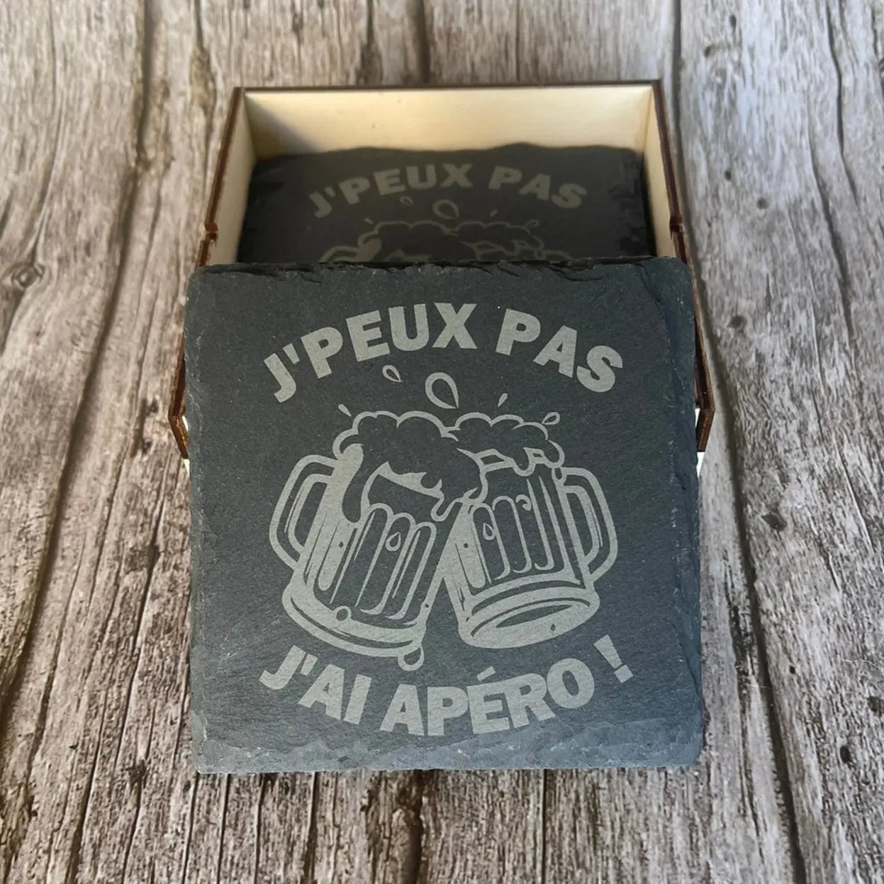 Lot de 4 Sous-Verres en Ardoise Gravée – « J’peux pas, j’ai apéro ! » avec Boîte en Bois ROUSSILLON CRÉATIONS