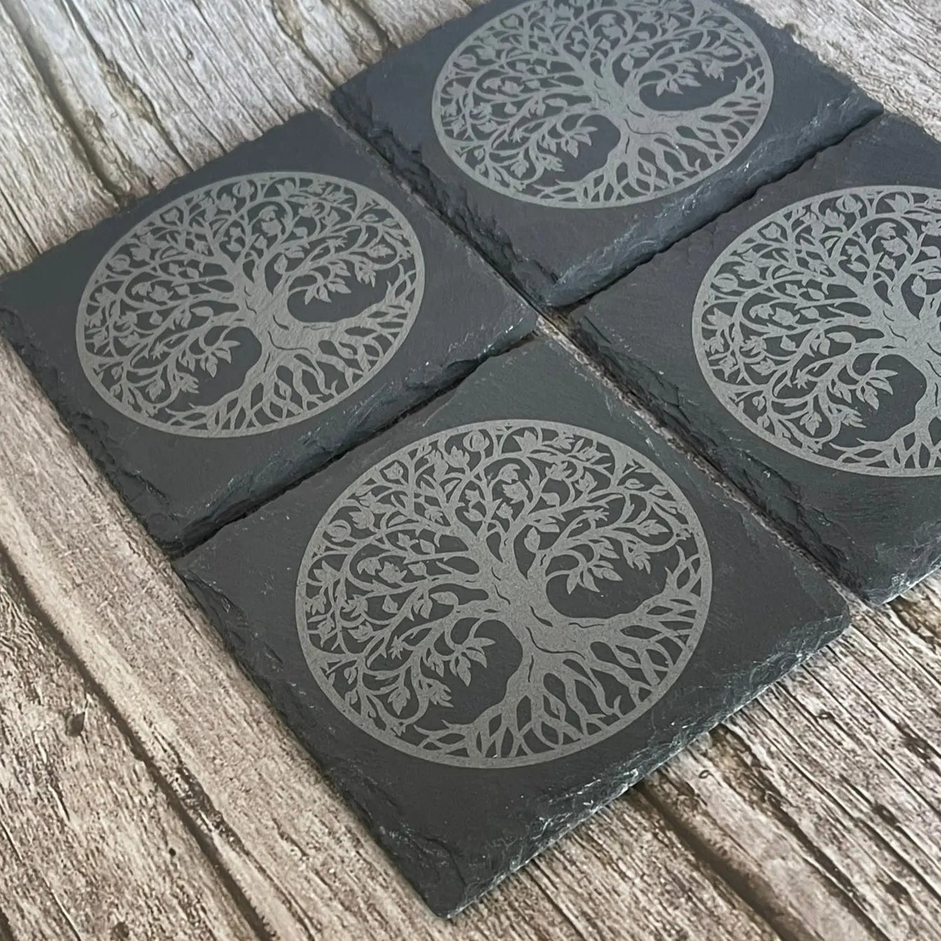 Lot de 4 Sous-Verres en Ardoise Gravée – Motif Arbre de Vie avec Boîte en Bois ROUSSILLON CRÉATIONS