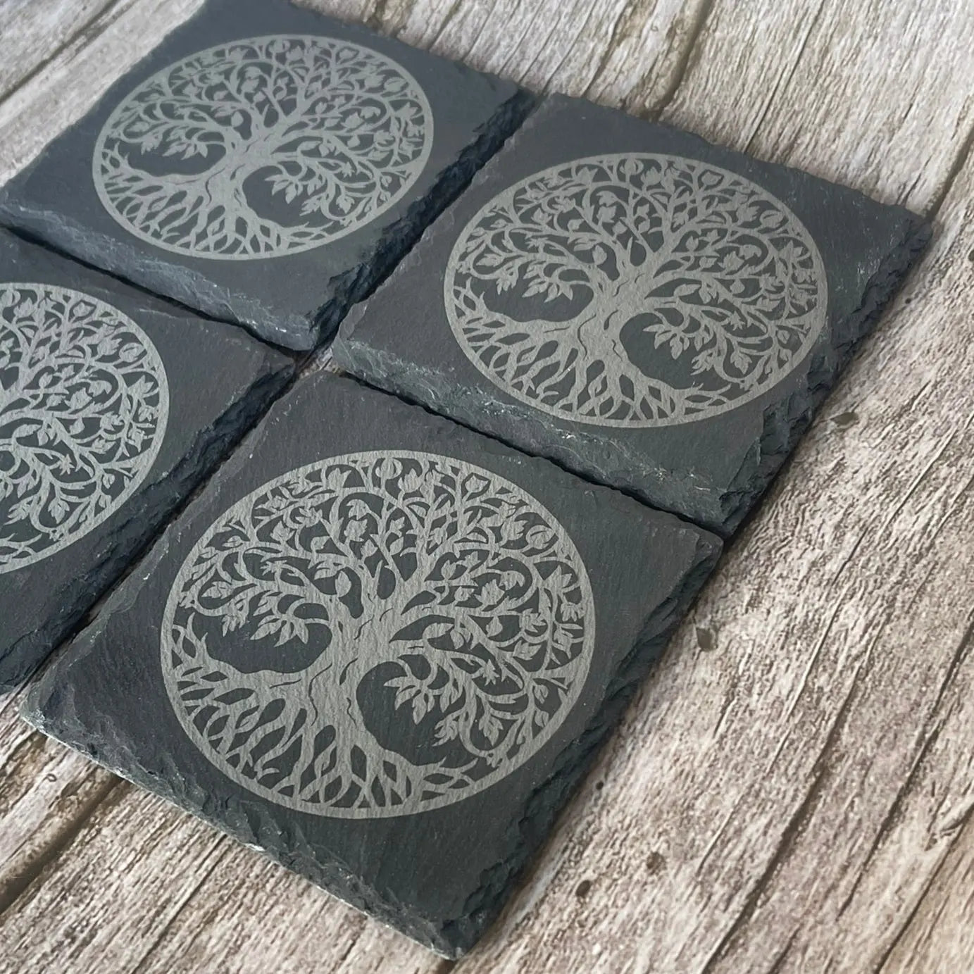Lot de 4 Sous-Verres en Ardoise Gravée – Motif Arbre de Vie avec Boîte en Bois ROUSSILLON CRÉATIONS