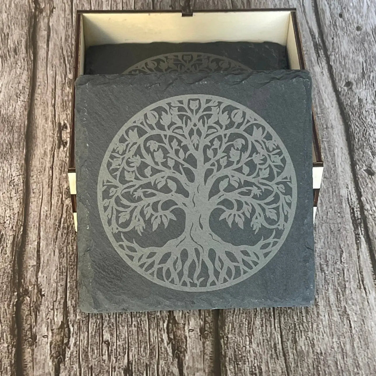 Lot de 4 Sous-Verres en Ardoise Gravée – Motif Arbre de Vie avec Boîte en Bois ROUSSILLON CRÉATIONS