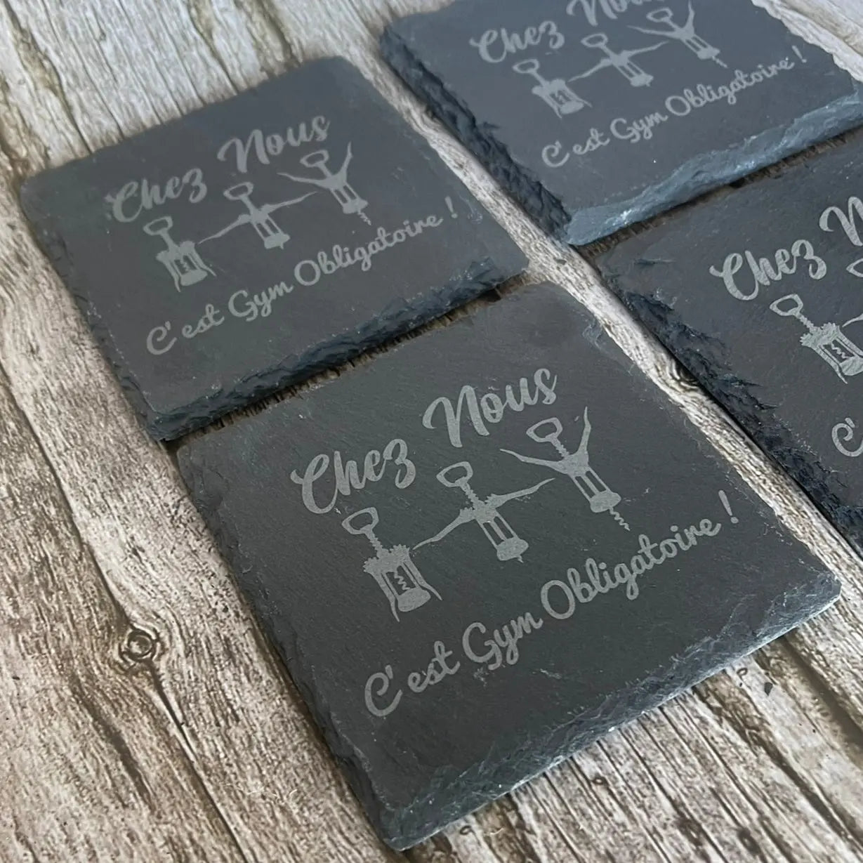 Lot de 4 Sous-Verres en Ardoise Gravée – Phrase Humoristique Vin avec Boîte en Bois ROUSSILLON CRÉATIONS
