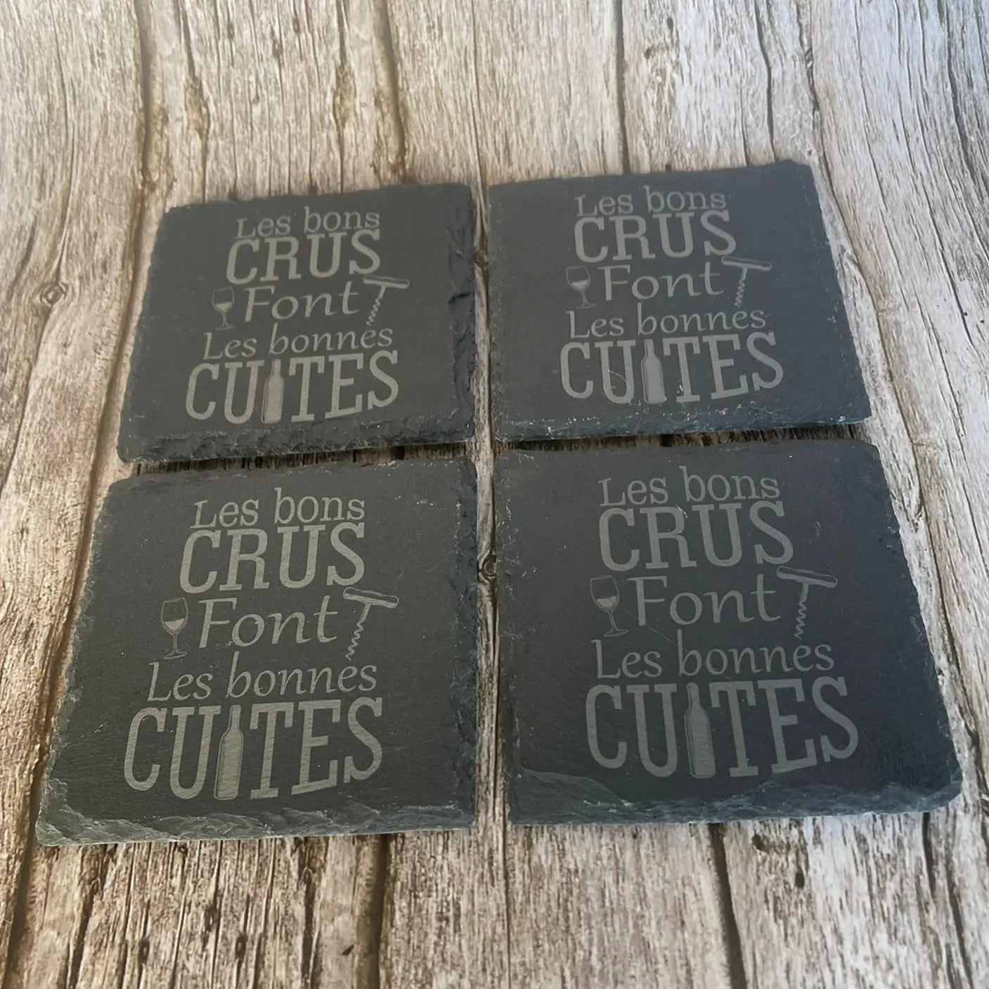 Lot de 4 Sous-Verres en Ardoise Gravée – « Les bons crus font les bonnes cuites » avec Boîte en Bois ROUSSILLON CRÉATIONS