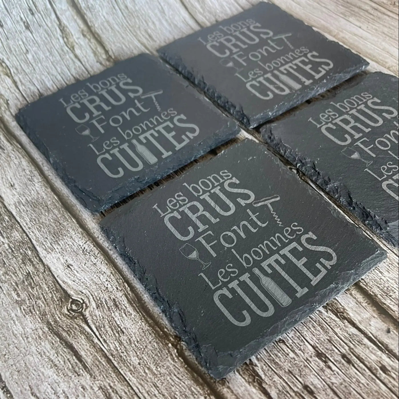 Lot de 4 Sous-Verres en Ardoise Gravée – « Les bons crus font les bonnes cuites » avec Boîte en Bois ROUSSILLON CRÉATIONS