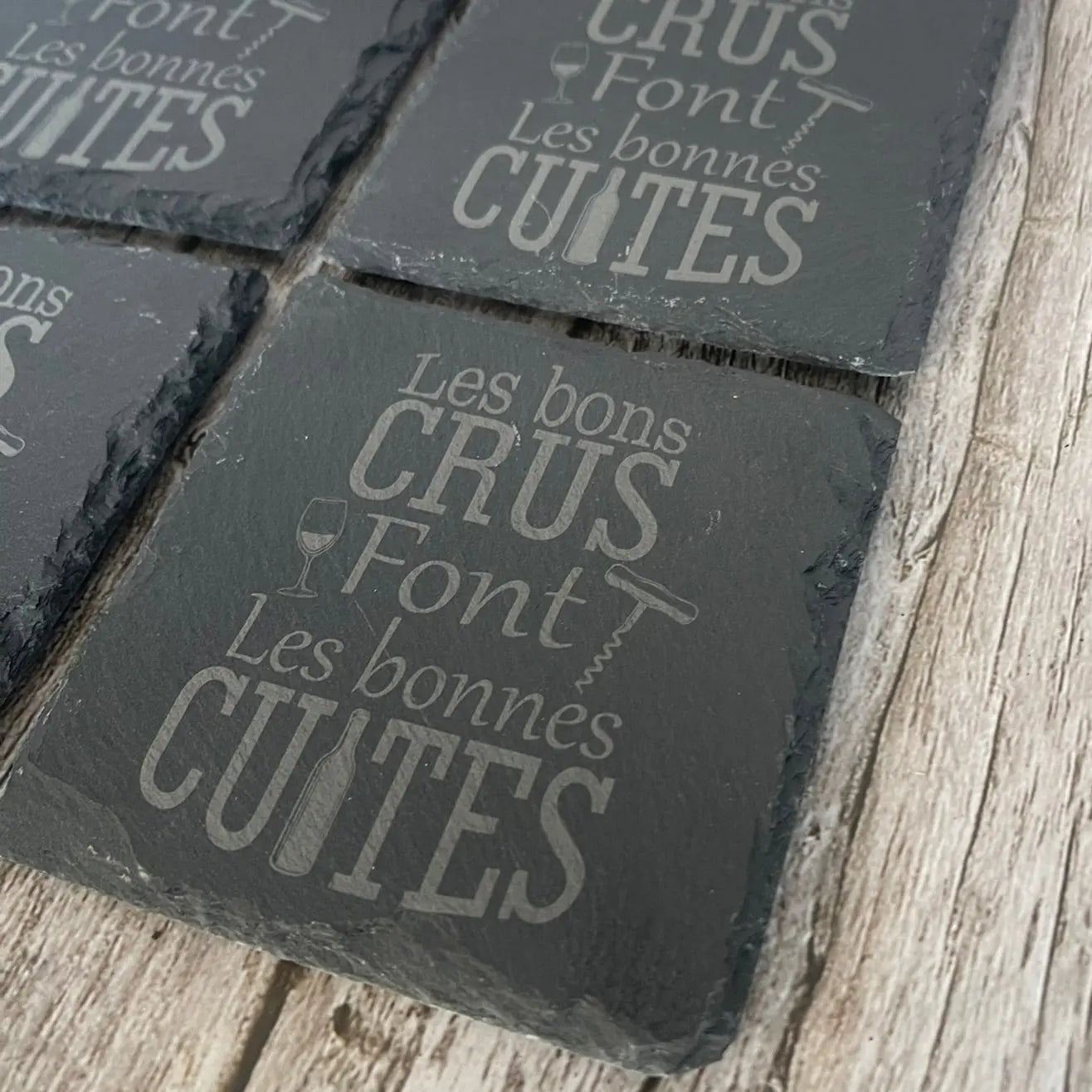 Lot de 4 Sous-Verres en Ardoise Gravée – « Les bons crus font les bonnes cuites » avec Boîte en Bois ROUSSILLON CRÉATIONS