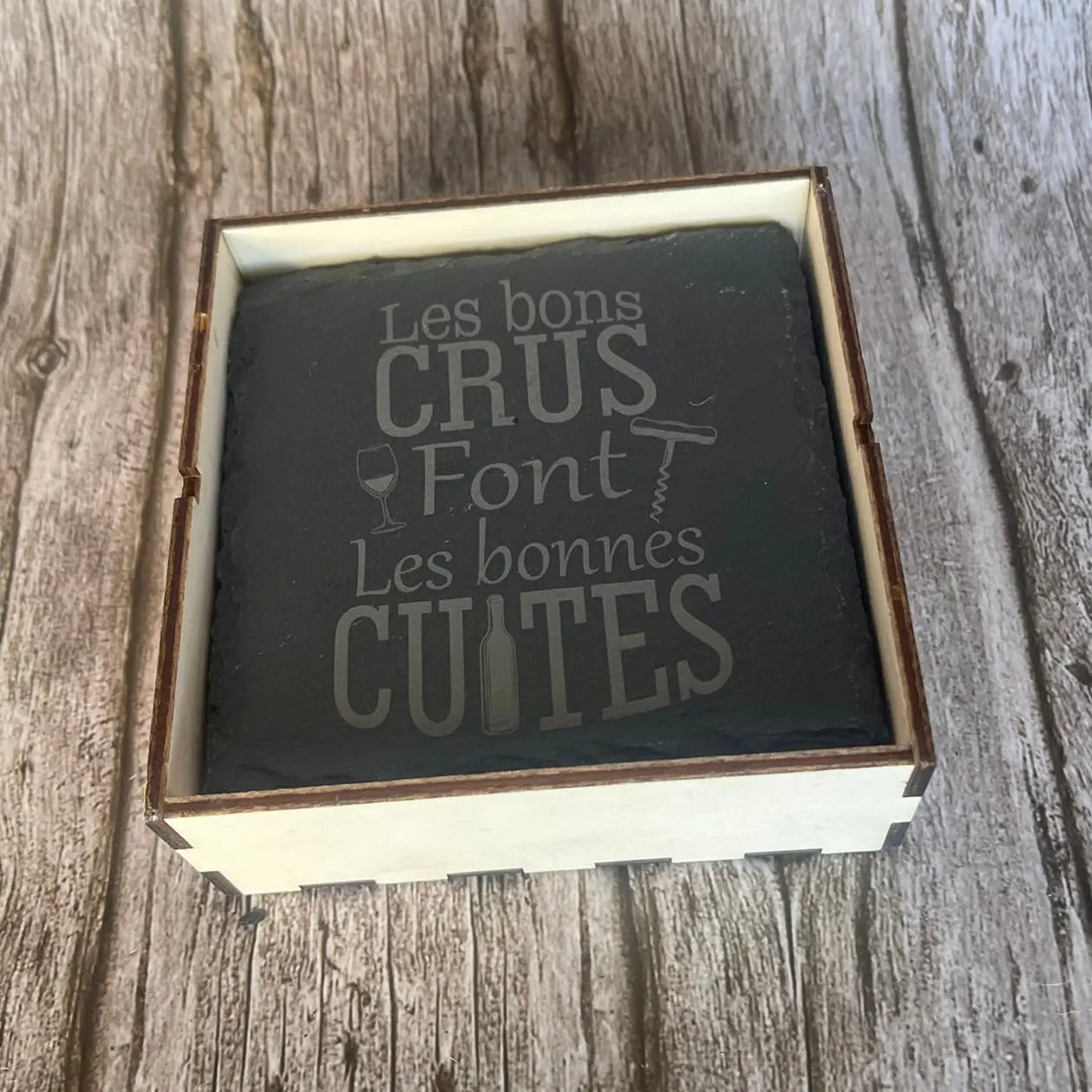 Lot de 4 Sous-Verres en Ardoise Gravée – « Les bons crus font les bonnes cuites » avec Boîte en Bois ROUSSILLON CRÉATIONS