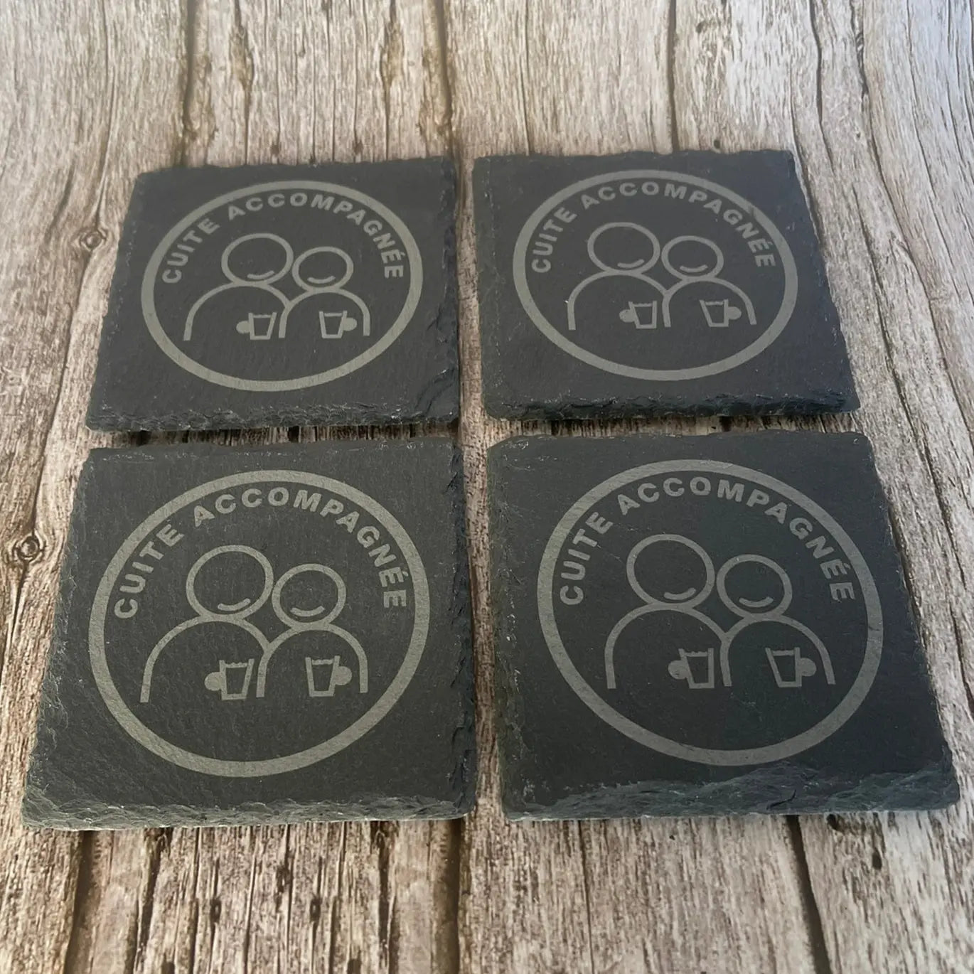 Lot de 4 Sous-Verres en Ardoise Gravée – « Cuite accompagnée » avec Boîte en Bois ROUSSILLON CRÉATIONS